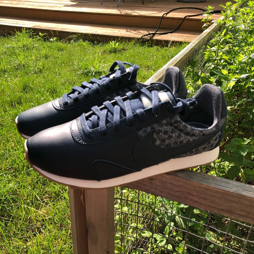 Nike women pre Montreal racer sneaker